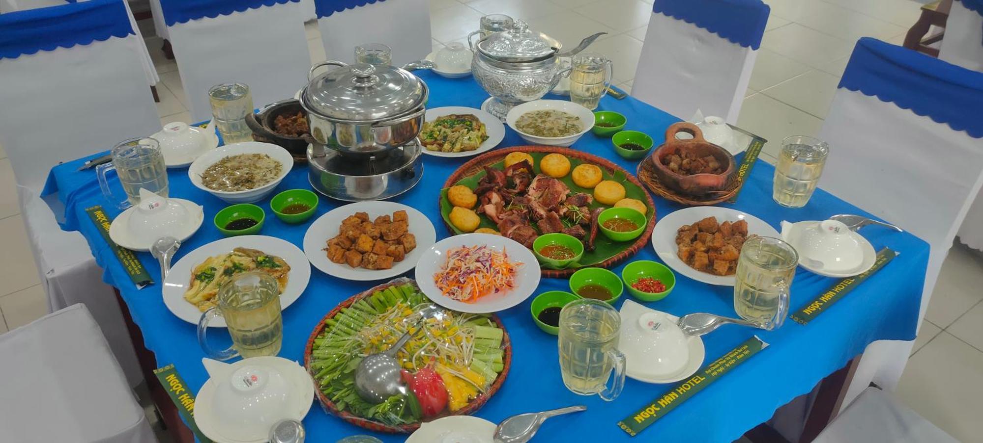 Khách Sạn Ngọc Hân Ap Vinh Phu Exterior foto